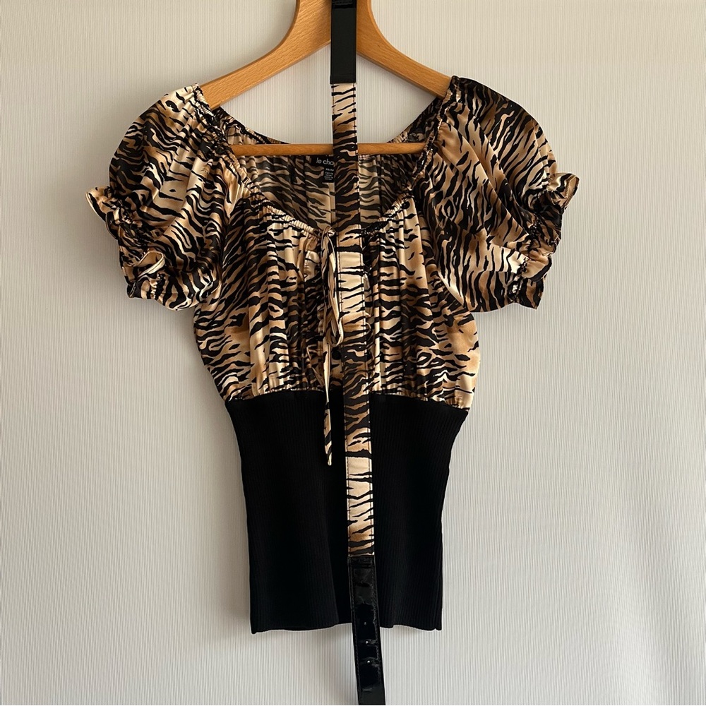 Le chateau, high waist animal print w/belt, satin like top, size XS